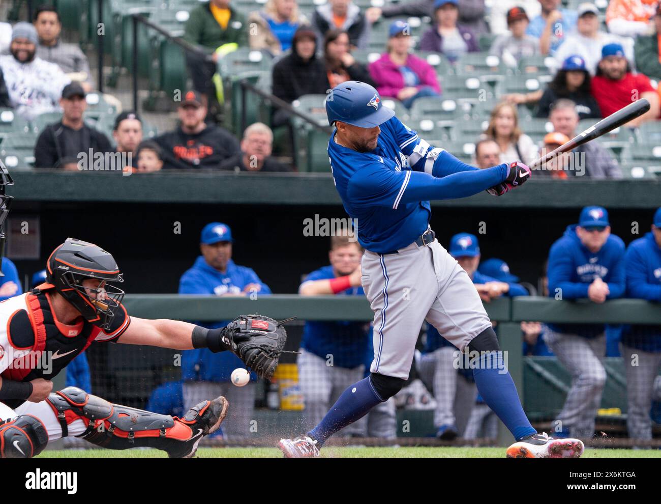 Baltimore, USA. Mai 2024. BALTIMORE, MD - 15. MAI: der Ball geht an James McCann (27) und George Springer (4) der Toronto Blue Jays schlägt während eines MLB-Spiels zwischen den Baltimore Orioles und den Toronto Blue Jays am 15. Mai 2024 im Orioles Park in Camden Yards in Baltimore, Maryland, aus. (Foto: Tony Quinn/SipaUSA) Credit: SIPA USA/Alamy Live News Stockfoto