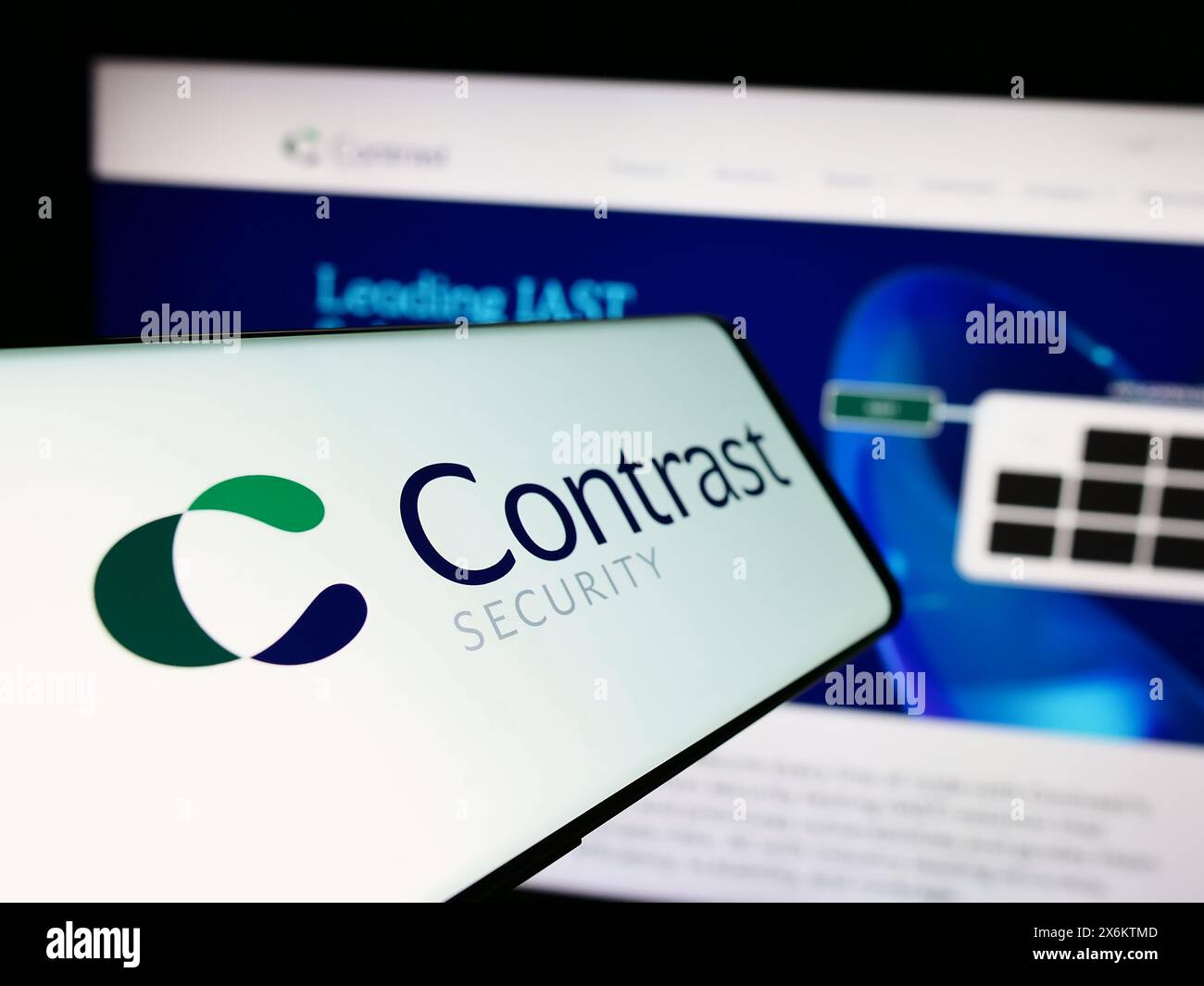 Mobiltelefon mit Logo des amerikanischen Softwareunternehmens Contrast Security Inc. Vor der Business-Website. Fokussieren Sie sich auf die linke Mitte des Telefondisplays. Stockfoto