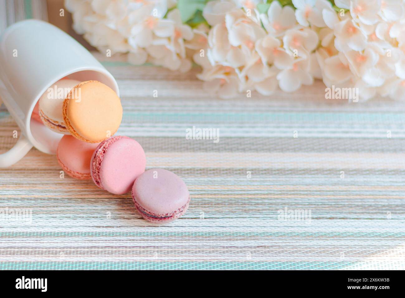 Hausgemachte Makronen mit verschiedenen Geschmacksrichtungen, mit einem schönen und farbenfrohen Hintergrund, Gourmet-Präsentation. Stockfoto