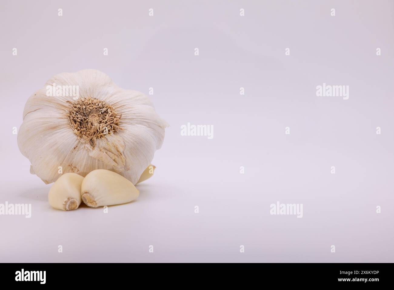 Knoblauch-Nelke zwei geschälte zwei Zehen isolierter schwarzer Hintergrund Nahaufnahme Textur der Stammnahrungszutat Stockfoto
