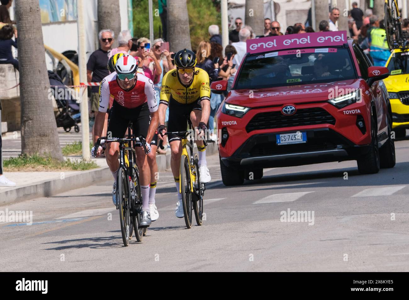 Termoli, Italien. Mai 2024. Thomas Champion (L) von Team Cofidis und Tim Van Dijke (R) vom Team Visma Lease a Bike während der elften Etappe des 107. Giro d'Italia 2024 - Transit nach Termoli. Quelle: SOPA Images Limited/Alamy Live News Stockfoto