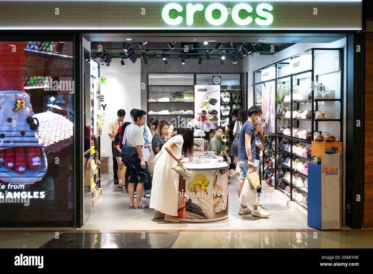 Hongkong, China. Mai 2024. Käufer werden im Geschäft des amerikanischen Schuhherstellers Crocs in Hongkong gesehen. (Foto: Sebastian ng/SOPA Images/SIPA USA) Credit: SIPA USA/Alamy Live News Stockfoto