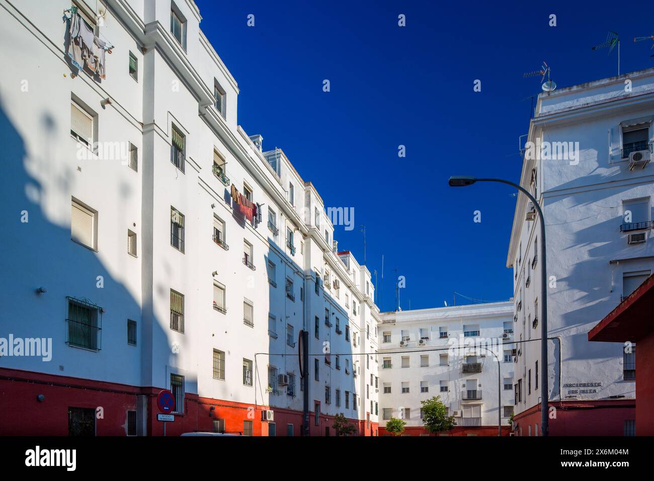 Klassisches Sozialwohnhaus aus den 1950er Jahren im Stadtteil Tardón in Sevilla, das die städtische Entwicklung der Nachkriegszeit widerspiegelt. Stockfoto