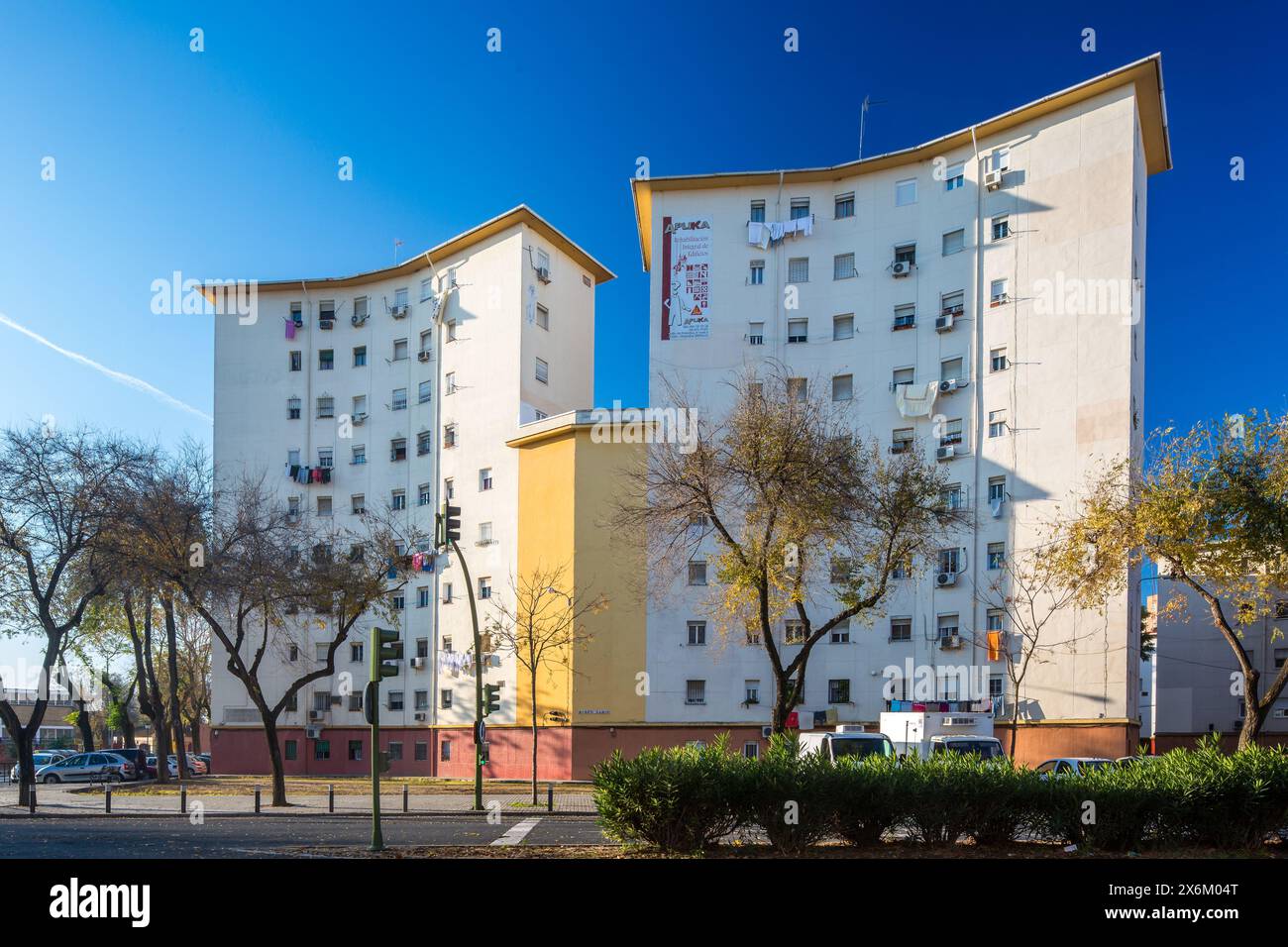 Ein Blick in die Vergangenheit Sevillas mit einem Wohnblock aus den 1950er Jahren im Stadtteil El Tardón von Triana. Stockfoto