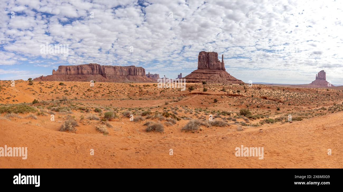 Panorama der Buttes, einschließlich West Mitten und East Mitten Buttes vom Talboden im Monument Valley, Arizona, USA am 21. April 2024 Stockfoto