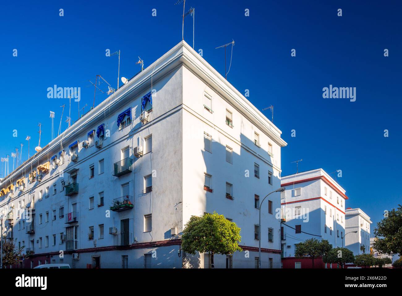 Klassisches Sozialwohnhaus aus den 1950er Jahren im Stadtteil Tardón in Sevilla, das die städtische Entwicklung der Nachkriegszeit widerspiegelt. Stockfoto