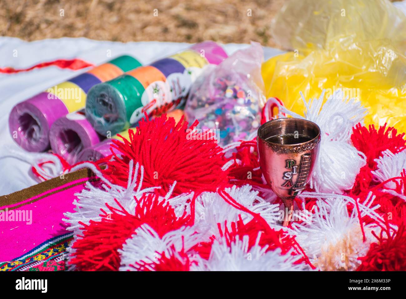 Traditionelles Ritual der Zahlung an die Erde mit Kokablättern und Chicha de jora in den Anden der Bergkette an einem sonnigen Tag Stockfoto