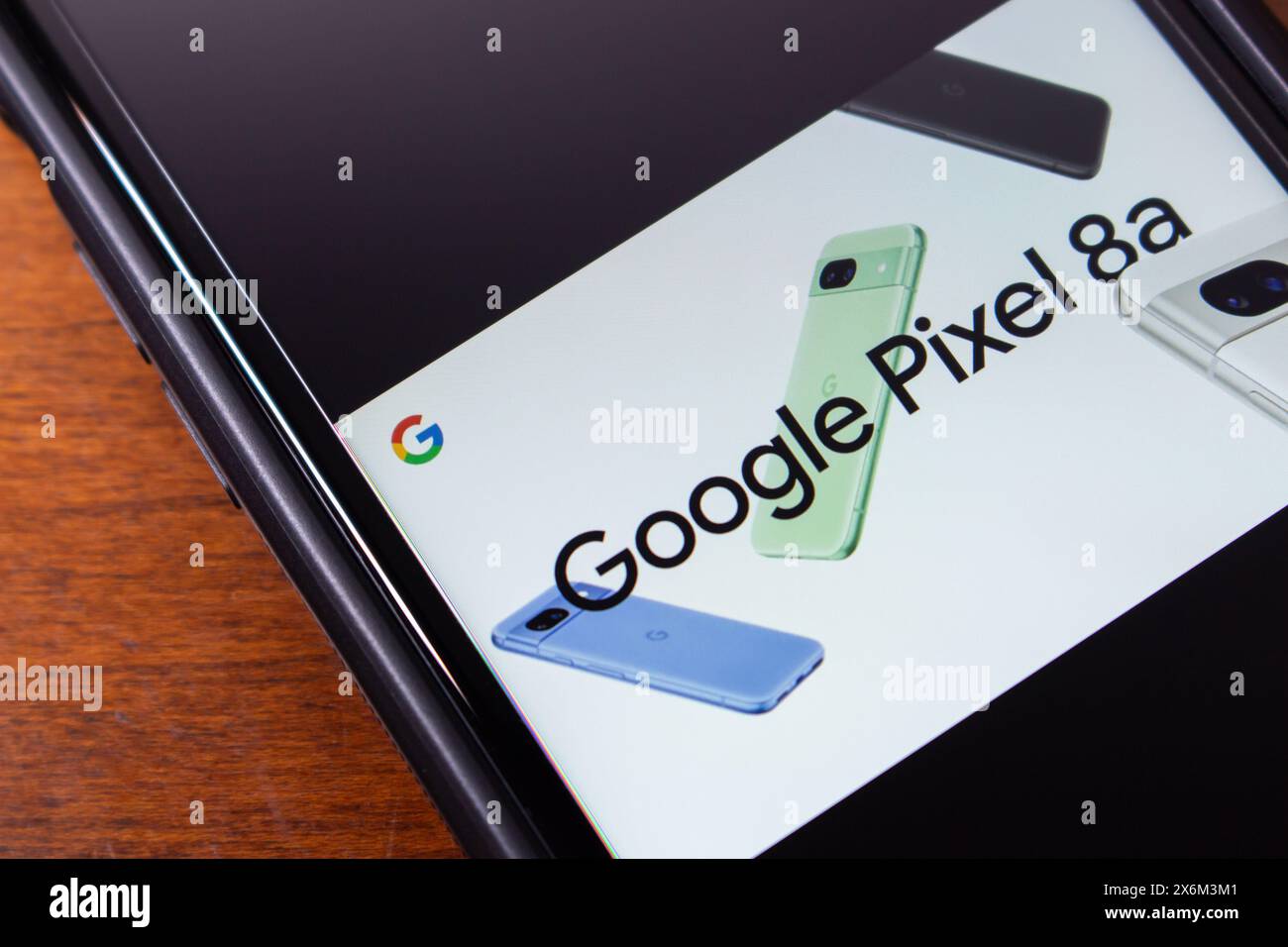 Google Pixel 8a-Anzeigen. Google Pixel 8a ist ein preisgünstiges Smartphone, das viele Funktionen in den Vorzeigemodellen von Google bietet, jedoch zu einem niedrigeren Preis Stockfoto