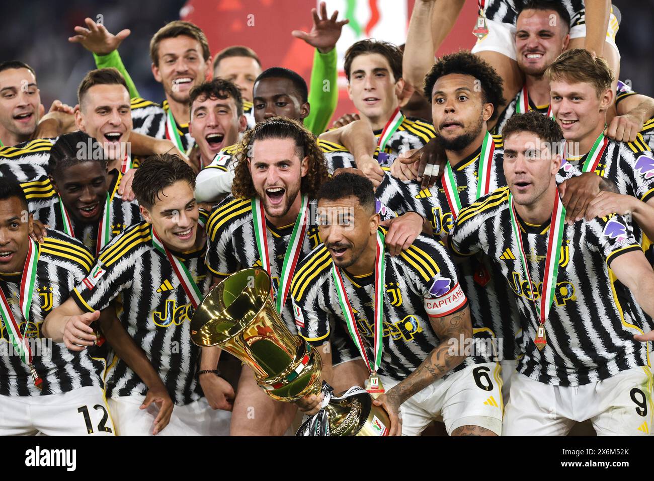 Rom, Italie. Mai 2024. Die Spieler von Juventus feiern den Sieg am Ende des italienischen Pokals, Coppa Italia, das Fußballfinalspiel zwischen Atalanta BC und Juventus FC am 15. Mai 2024 im Stadio Olimpico in Rom, Italien - Foto Federico Proietti/DPPI Credit: DPPI Media/Alamy Live News Stockfoto