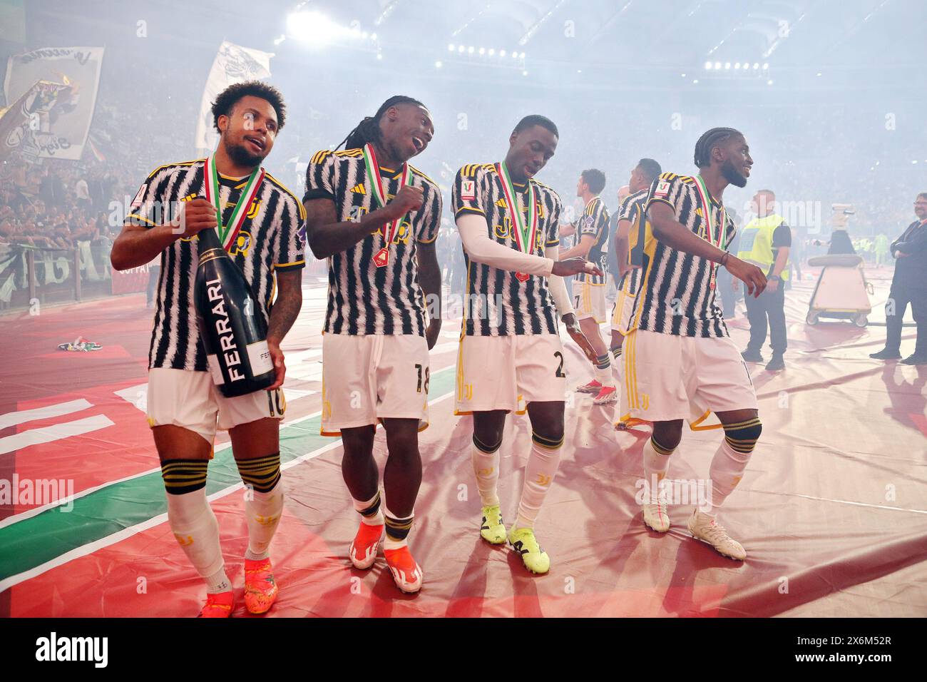 Rom, Italie. Mai 2024. Die Spieler von Juventus feiern den Sieg am Ende des italienischen Pokals, Coppa Italia, das Fußballfinalspiel zwischen Atalanta BC und Juventus FC am 15. Mai 2024 im Stadio Olimpico in Rom, Italien - Foto Federico Proietti/DPPI Credit: DPPI Media/Alamy Live News Stockfoto