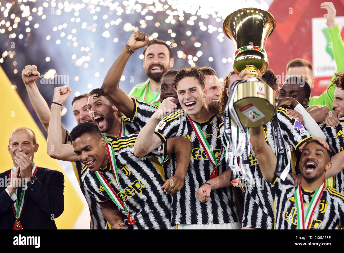 Rom, Italie. Mai 2024. Die Spieler von Juventus feiern den Sieg am Ende des italienischen Pokals, Coppa Italia, das Fußballfinalspiel zwischen Atalanta BC und Juventus FC am 15. Mai 2024 im Stadio Olimpico in Rom, Italien - Foto Federico Proietti/DPPI Credit: DPPI Media/Alamy Live News Stockfoto