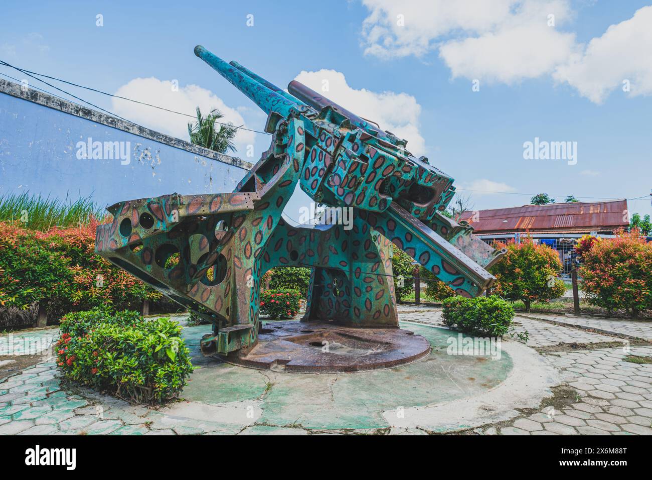 Balikpapan, Indonesien - 25. April 2024. Die Kanone, die von der Kaiserlichen Japanischen Marine während des Zweiten Weltkriegs installiert wurde. Stockfoto