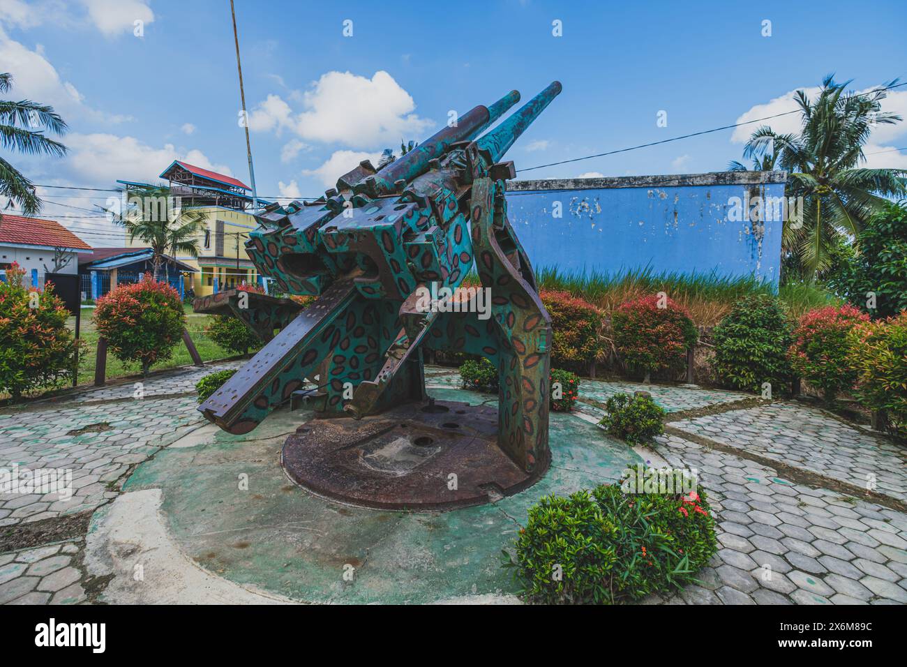 Balikpapan, Indonesien - 25. April 2024. Die Kanone, die von der Kaiserlichen Japanischen Marine während des Zweiten Weltkriegs installiert wurde. Stockfoto