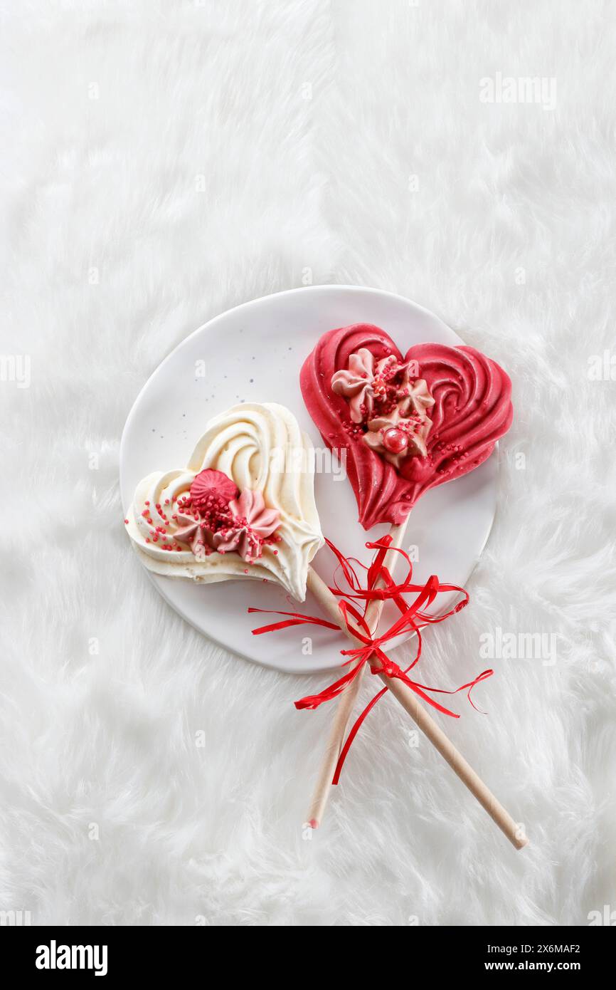 Herzförmige Meringue Lollipops Stockfoto