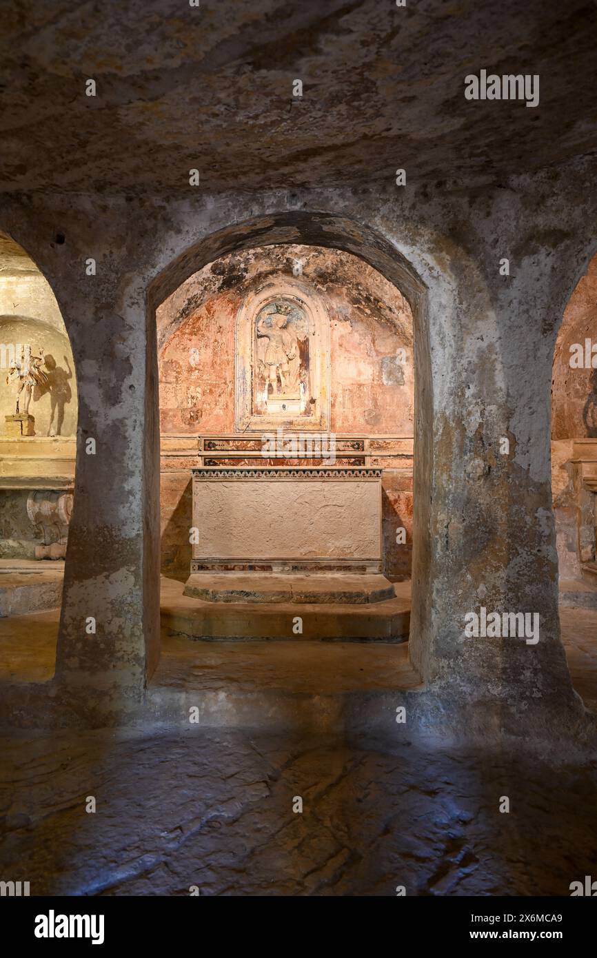 Die Fresken der Felsenkirche Santa Margherita und Höhlenwohnungen in Mottola, Tarent, Apulien (Apulien), Italien. Stockfoto