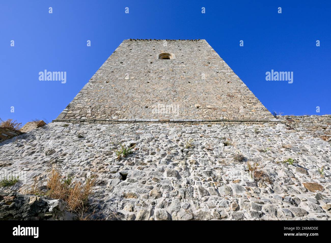 Norman Tower im verlassenen Dorf Craco, Region Basilicata, Italien. Stockfoto