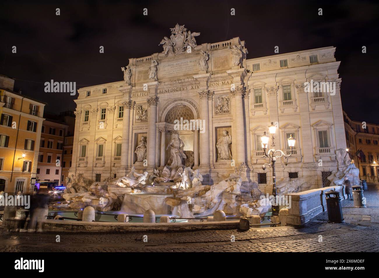 Trevi-Brunnen bei Nacht, Fontana di Trevi, Langzeitbelichtung, Rom, Latium, Italien Stockfoto