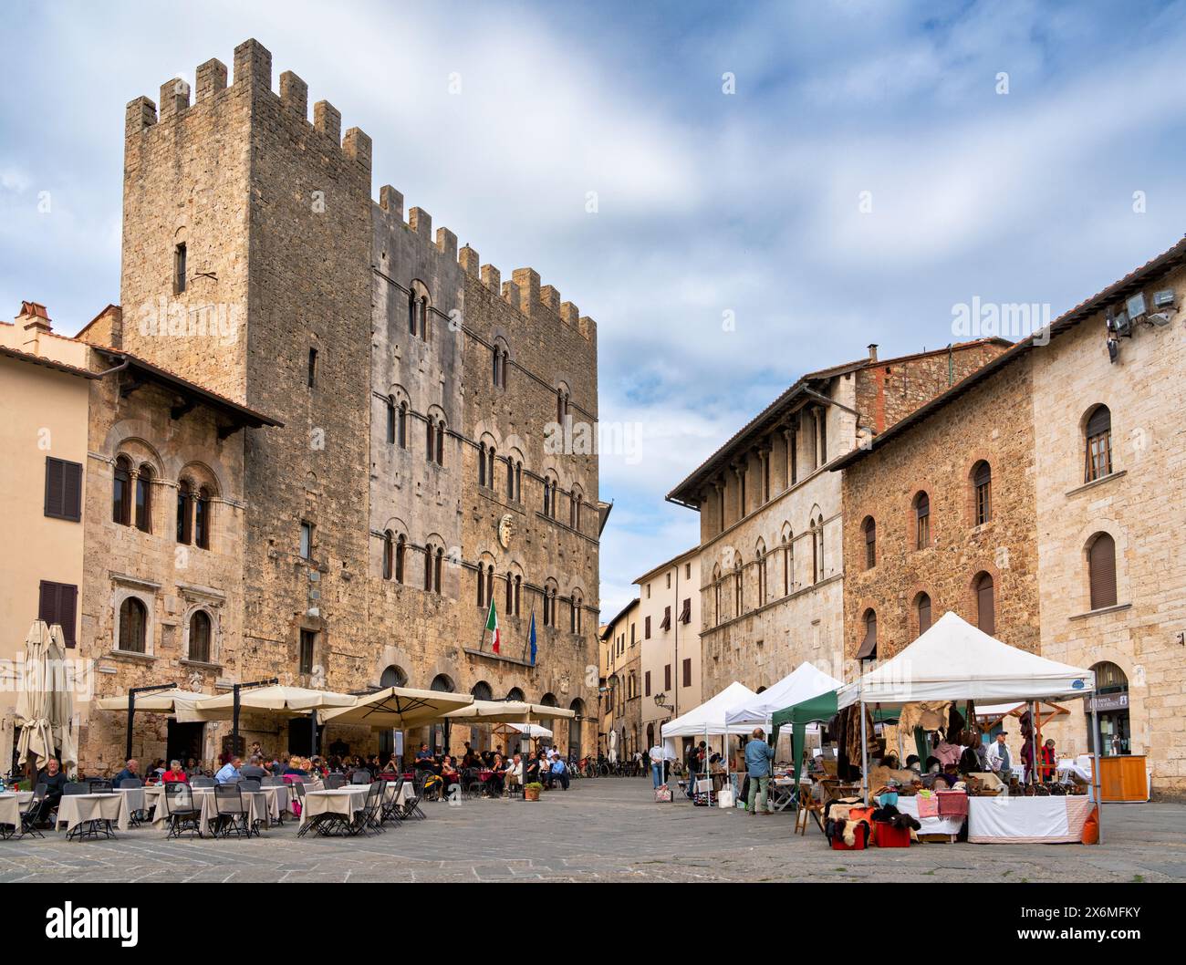 Blick auf die Piazza Garibaldi mit dem Palazzo Comunale und dem Palazzo dei Conti di Biserno, Massa Marittima, Provinz Grosseto, Maremma, Toskana, Stockfoto