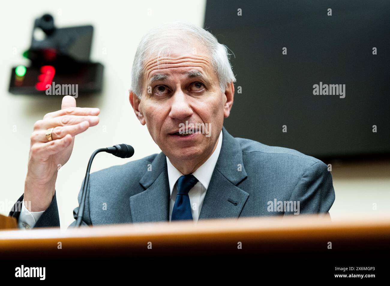 Washington, Usa. Mai 2024. Martin Gruenberg, Vorsitzender der Federal Deposit Insurance Corporation (FDIC), sprach bei einer Anhörung des House Committee on Financial Services im US Capitol. Quelle: SOPA Images Limited/Alamy Live News Stockfoto