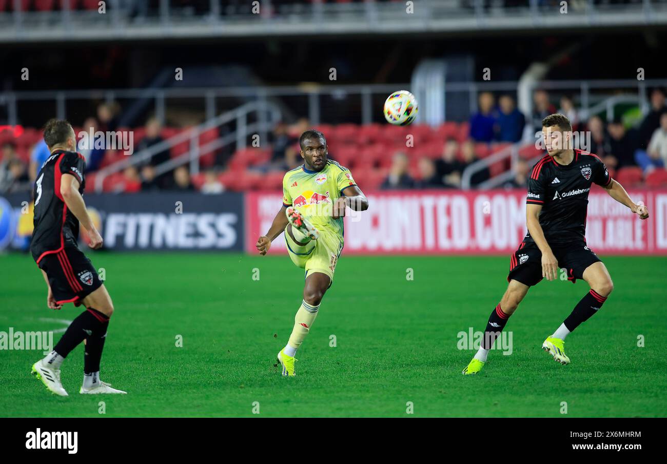 15. Mai 2024: New York Red Bulls Stürmer (11) Elias Manoel erzielt ein Tor mit einem Lob über den Kopf während eines MLS-Fußballspiels zwischen den New York Red Bulls und den New York Red Bulls auf dem Audi Field in Washington DC. Justin Cooper/CSM Stockfoto