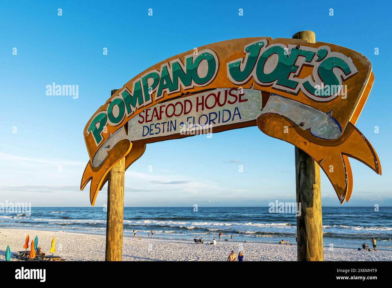 Pompano Joe's Restaurant und Bar Beach Eingangsschild, am Miramar Beach, östlich von Destin, Florida, USA, am Golf von Mexiko. Stockfoto