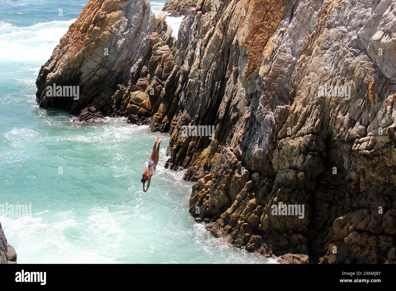 Acapulco, Guerrero, Mexiko - 28. April 2024: La Quebrada ist eine 45 Meter hohe Klippe im mexikanischen Hafen, wo die berühmten Tauchgänge von jungen Menschen gemacht werden Stockfoto