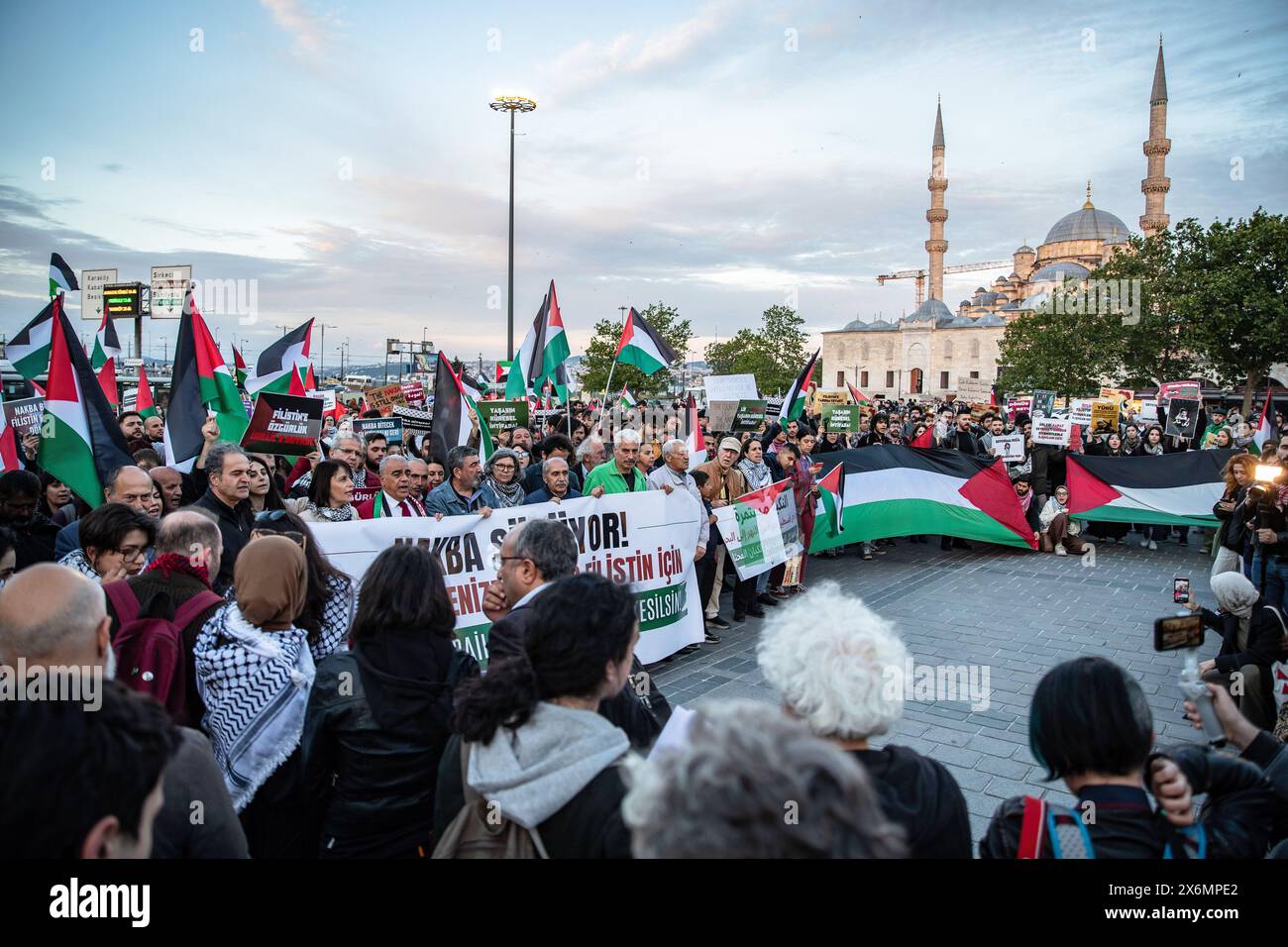 Istanbul, Türkei. Mai 2024. Demonstranten wurden auf dem Eminonu-Platz mit palästinensischen Fahnen und Spruchbändern in der Hand gesehen. Menschen versammeln sich, um gegen israelische Angriffe auf Gaza zu protestieren und um den 76. Jahrestag des Nakba-Tages in Istanbul, Türkei, zu feiern. In Eminonu fand anlässlich des Nakba-Tages ein Gedenkprotest statt. Demonstranten versammelten sich vor dem großen Postamt (PTT) in Sirkeci und marschierten zum Eminonu-Platz. (Foto: Onur Dogman/SOPA Images/SIPA USA) Credit: SIPA USA/Alamy Live News Stockfoto