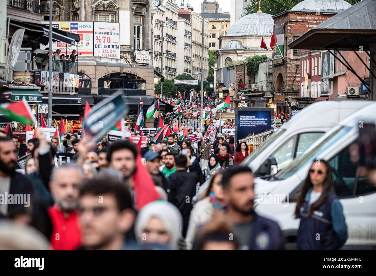 Istanbul, Türkei. Mai 2024. Demonstranten wurden mit palästinensischen Fahnen und Spruchbändern in der Hand auf den Eminonu-Platz gelaufen. Menschen versammeln sich, um gegen israelische Angriffe auf Gaza zu protestieren und um den 76. Jahrestag des Nakba-Tages in Istanbul, Türkei, zu feiern. In Eminonu fand anlässlich des Nakba-Tages ein Gedenkprotest statt. Demonstranten versammelten sich vor dem großen Postamt (PTT) in Sirkeci und marschierten zum Eminonu-Platz. (Foto: Onur Dogman/SOPA Images/SIPA USA) Credit: SIPA USA/Alamy Live News Stockfoto