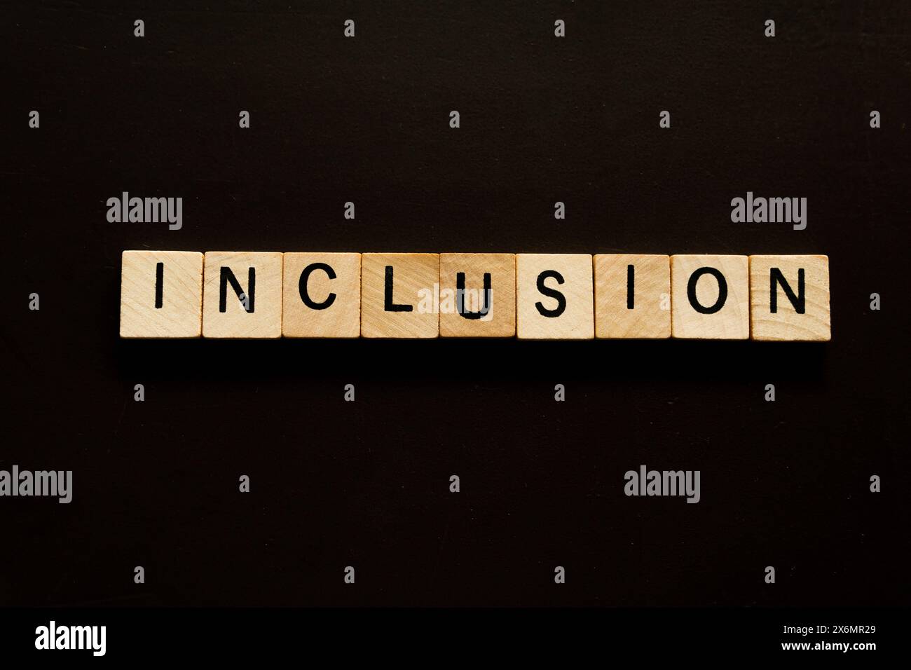 Ein Holzblock mit der Aufschrift " Inclusion ". Stockfoto