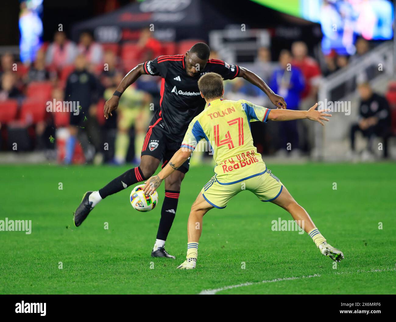 15. Mai 2024: D.C. United Stürmer (20) Christian Benteke versucht, um den New York Red Bulls Defender (47) John Tolkin während eines MLS-Fußballspiels zwischen den D.C. United und den New York Red Bulls im Audi Field in Washington DC zu arbeiten Stockfoto