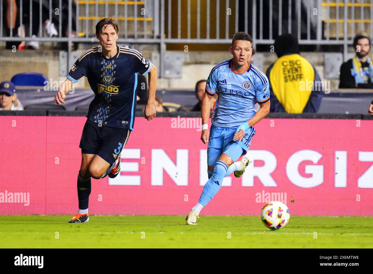 Chester, Pennsylvania, USA. Mai 2024. Der New York City FC-Stürmer Hannes Wolf (17) und der Philadelphia Union Defender Jack Elliott (3) jagen den Ball in der zweiten Hälfte eines MLS-Spiels gegen die Philadelphia Union im Subaru Park in Chester, Pennsylvania. Kyle Rodden/CSM/Alamy Live News Stockfoto