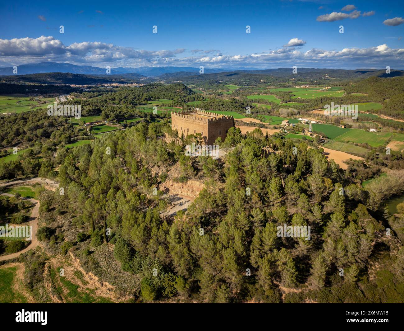 Blick aus der Vogelperspektive auf die Burg Balsareny, umgeben von grünen Feldern an einem Frühlingnachmittag (Bages, Barcelona, Katalonien, Spanien) Stockfoto