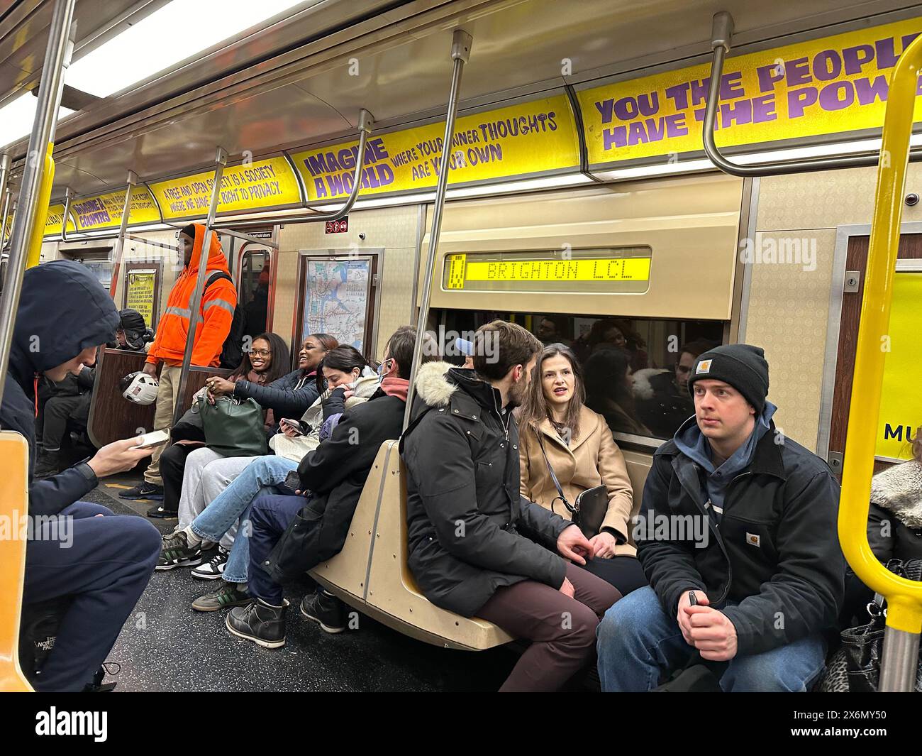 Am Ende des Tages fahren die Pendler von New York mit der U-Bahn nach Hause. Stockfoto