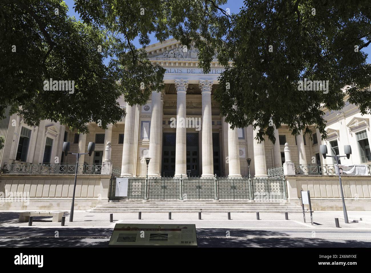 Nîmes, Frankreich.11. Juni 2022.das Palais de Justice ist ein neoklassizistisches Denkmal mit starker historischer Prägung in Nîmes, Frankreich Stockfoto