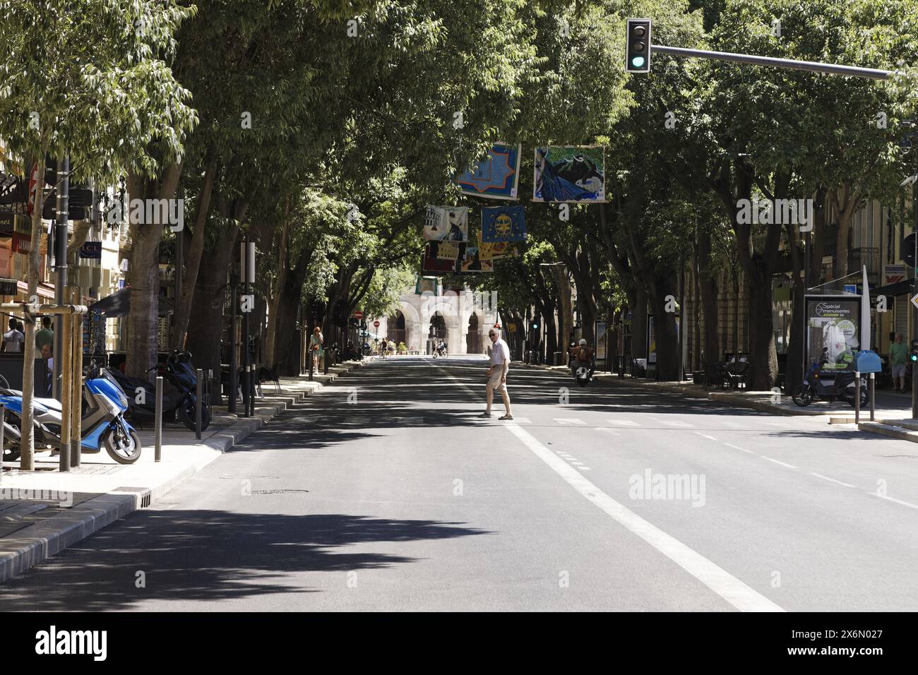 Nîmes, Frankreich. 11. Juni 2022. Blick auf eine Straße mit speziellen Féria-Bannern in der Stadt in Nîmes, Frankreich Stockfoto