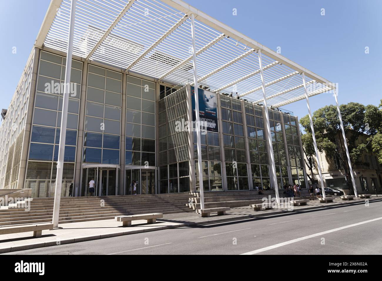 Nîmes, Frankreich. 11. Juni 2022. Das Carré d'Art ist ein Museum für zeitgenössische Kunst, eine Bibliothek und eine Medienbibliothek, die auf dem alten Forum in Nîmes, Frankreich, errichtet wurde Stockfoto