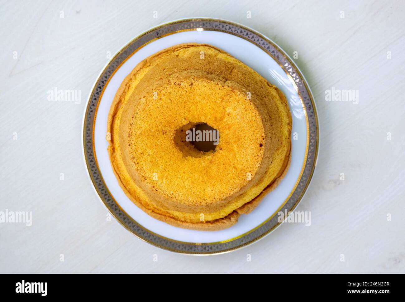 Leckerer Chiffon-Kuchen auf einem weißen Teller. Draufsicht Stockfoto