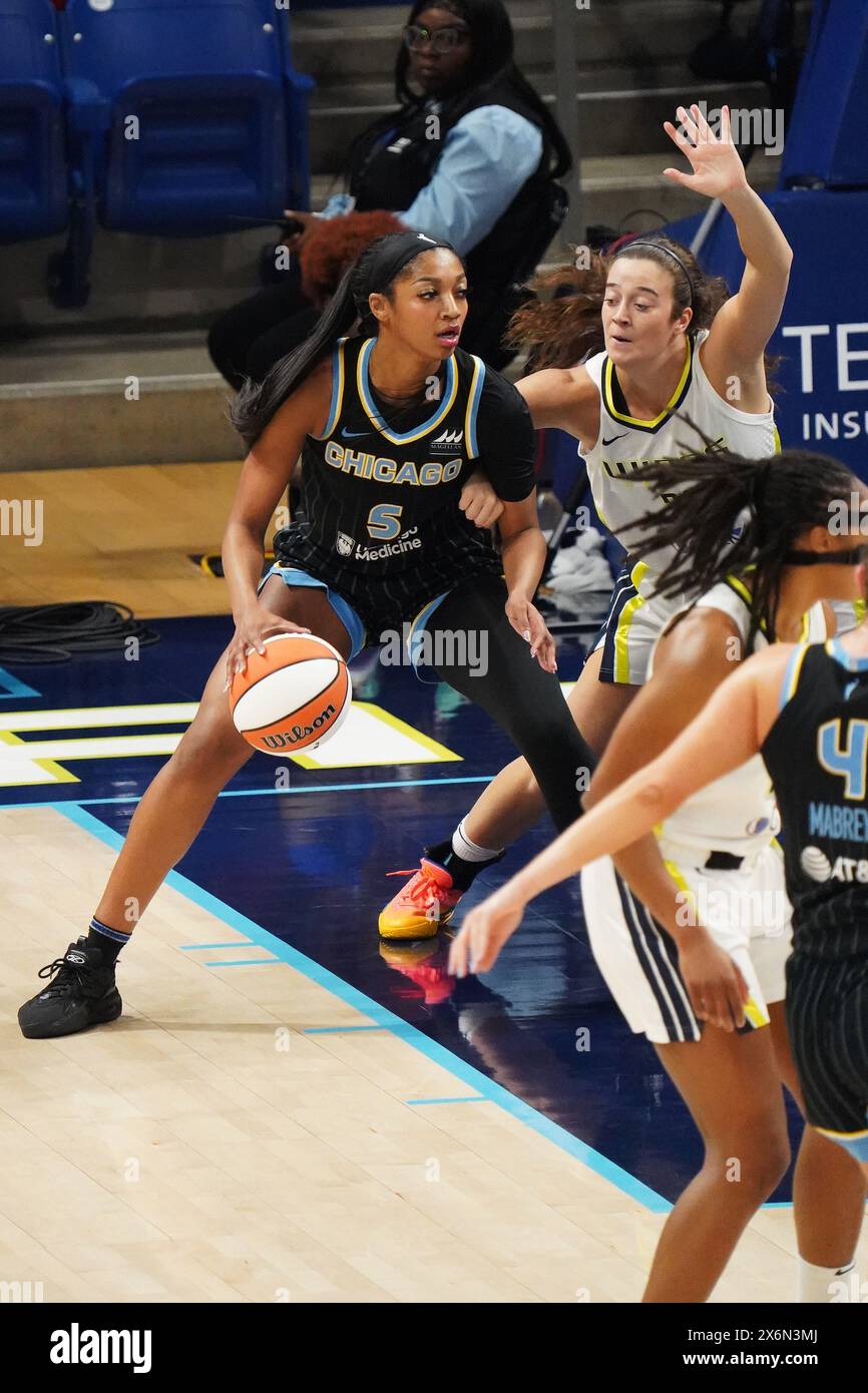 Arlington, Texas, USA. Mai 2024. Chicago Sky Stürmer Angel Reese #5 fährt während des WNBA-Spiels gegen Dallas Wings im College Park Center in den Korb. Das Finale der Dallas Wings schlägt Chicago Sky mit 87:79. (Kreditbild: © Javier Vicencio/eyepix via ZUMA Press Wire) NUR REDAKTIONELLE VERWENDUNG! Nicht für kommerzielle ZWECKE! Stockfoto