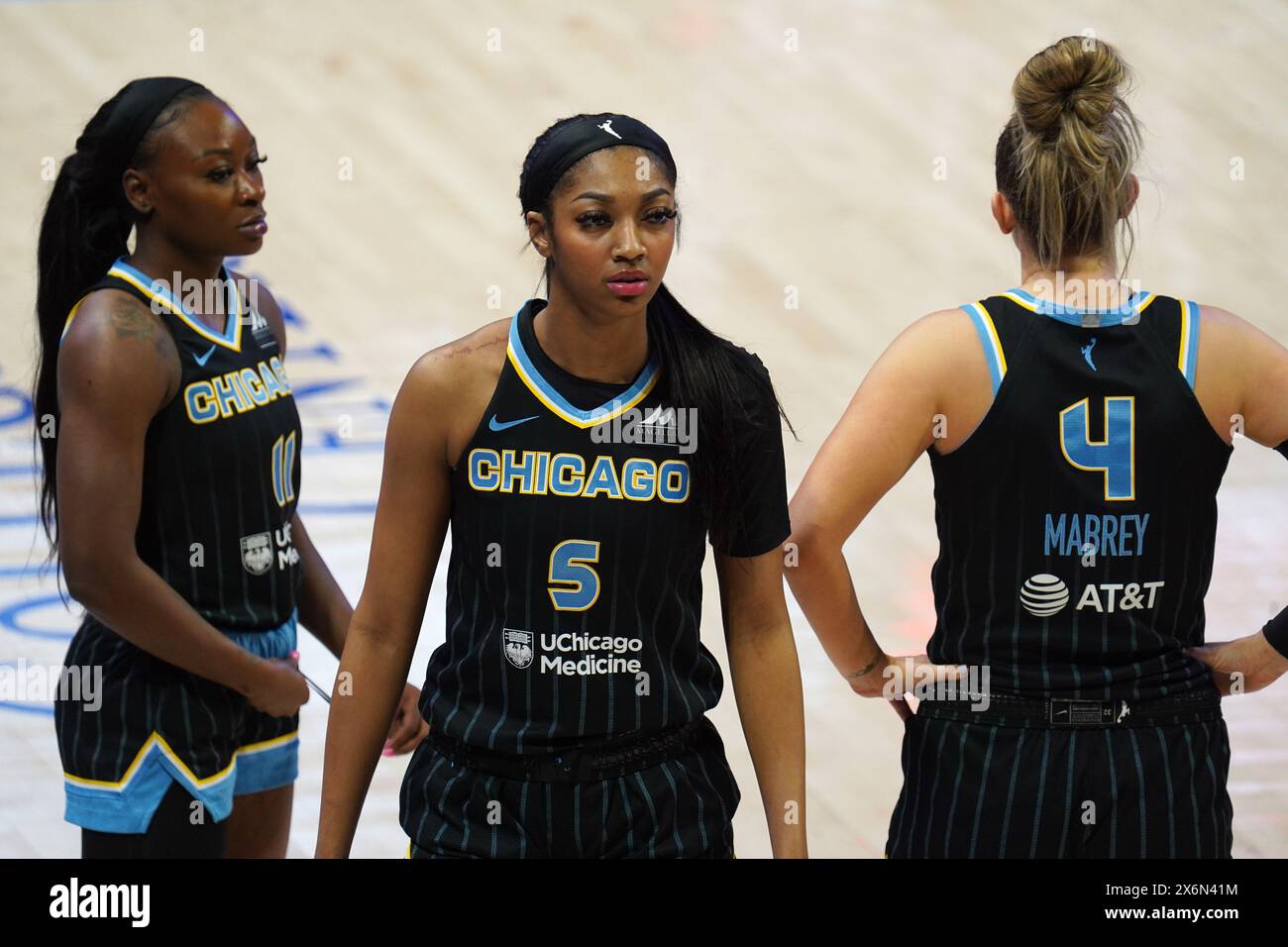 Arlington, Usa. Mai 2024. Chicago Sky Stürmer Angel Reese #5 kurz vor dem Start während des WNBA-Spiels gegen Dallas Wings im College Park Center. Das Finale der Dallas Wings schlägt Chicago Sky mit 87:79. Am 15. Mai 2024 in Arlington, Texas. (Foto: Javier Vicencio/Eyepix Group/SIPA USA) Credit: SIPA USA/Alamy Live News Stockfoto