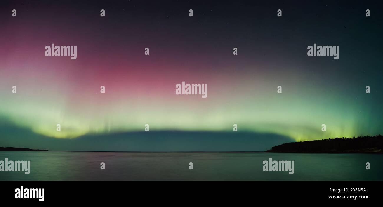 Panoramafoto von aurora Borealis bei Nacht Stockfoto