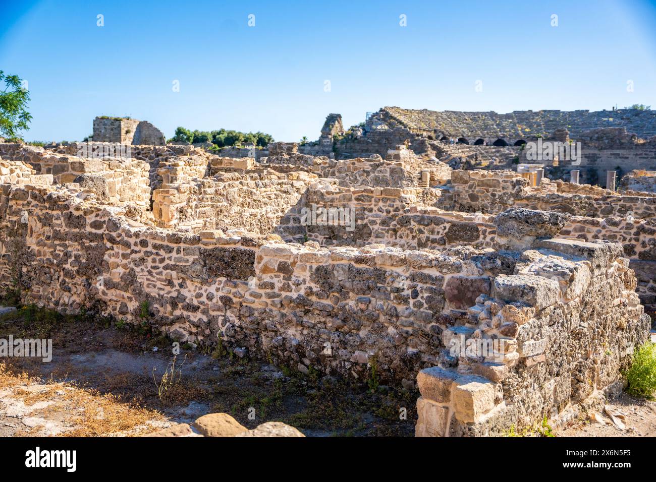 Ruinen von Agora, antike Stadt in Side am sonnigen Sommertag, Türkei Stockfoto