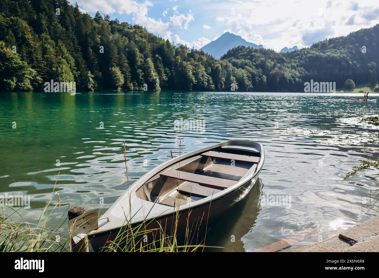 Einsames Boot am Ufer des ALAT See in Bayern Stockfoto