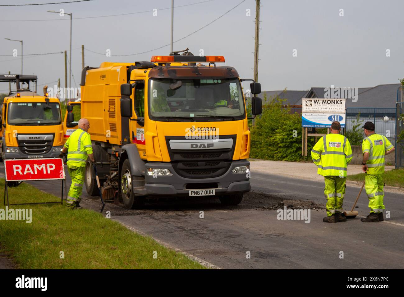 Maßnahmen zur Erhöhung der Sicherheit und Zeichen für Baustellen und temporären Zeichen, Southport, Großbritannien Stockfoto