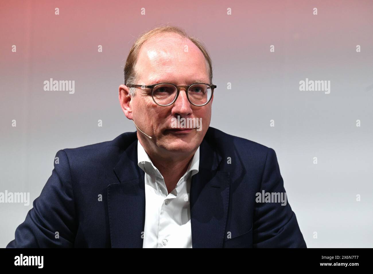 Köln, Deutschland. Mai 2024. Manager Timo von Lepel, Geschäftsführer der NetCologne Gesellschaft für Telekommunikation mbH, spricht auf der Anagacom, Europas führender Kongressmesse für Breitband, Fernsehen und Online. Quelle: Horst Galuschka/dpa/Alamy Live News Stockfoto