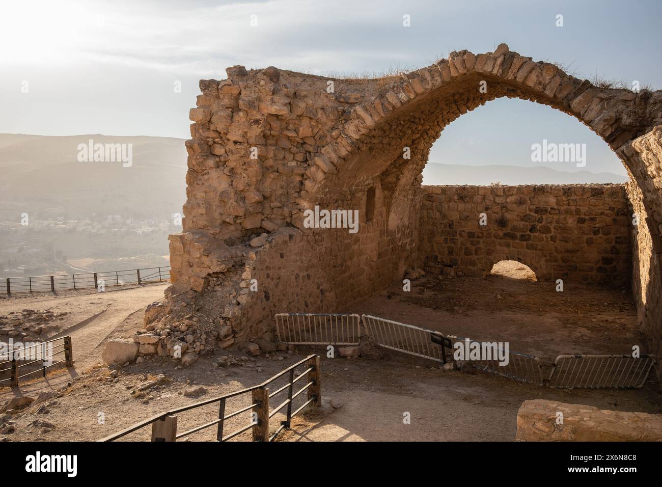 Ruine des Arch of Historical Landmark in Jordanien. Mittelalterliches Schloss Kerak mit Landschaft im Nahen Osten. Stockfoto