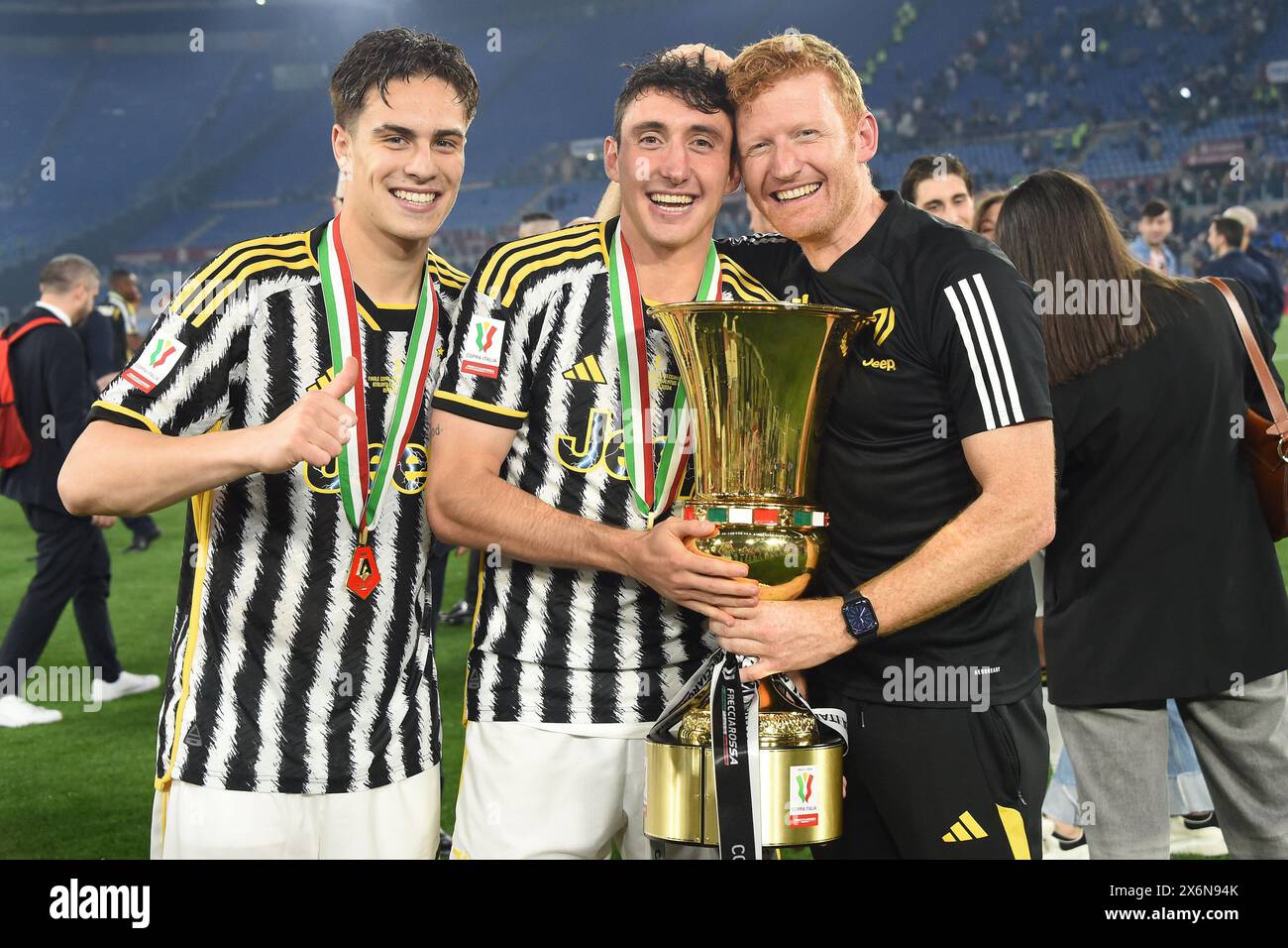 Rom, Italien. Mai 2024. Kenan Yildiz von Juventus und Andrea Cambiaso von Juventus feiern den Sieg mit der Aufwertung des italienischen Pokalpokals während des Finalspiels zwischen Atalanta und Juventus im Olympiastadion, Italien, am 15. Mai 2024. Mattia Vian im Finale - Juventus FC gegen Atalanta BC, italienisches Fußballspiel Coppa Italia in Rom, Italien, 15. Mai 2024 Credit: Independent Photo Agency/Alamy Live News Stockfoto