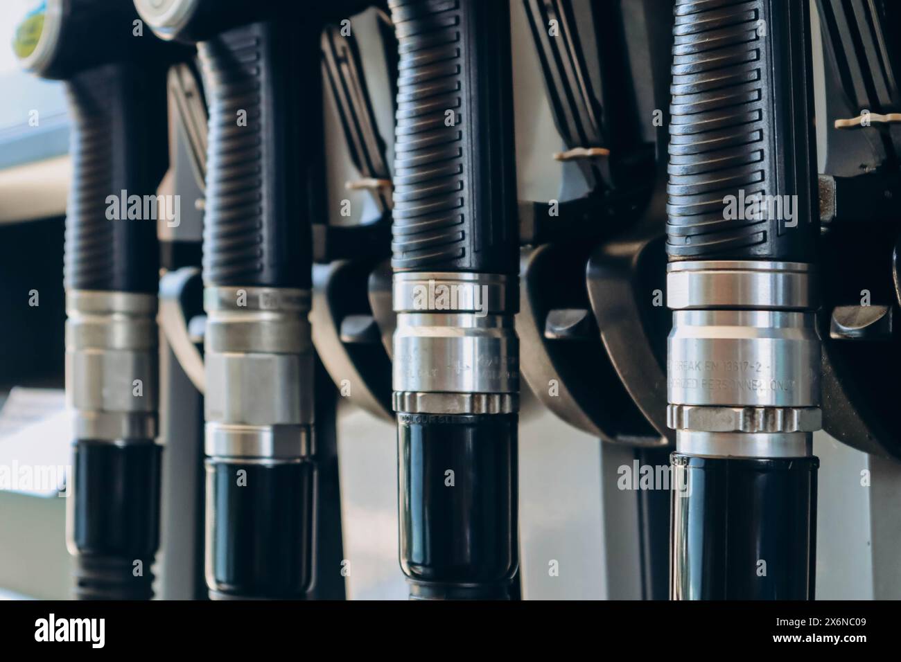 Innsbruck, Österreich - 14. August 2023: Gaspumpe Kraftstoffschläuche an einer Tankstelle Stockfoto