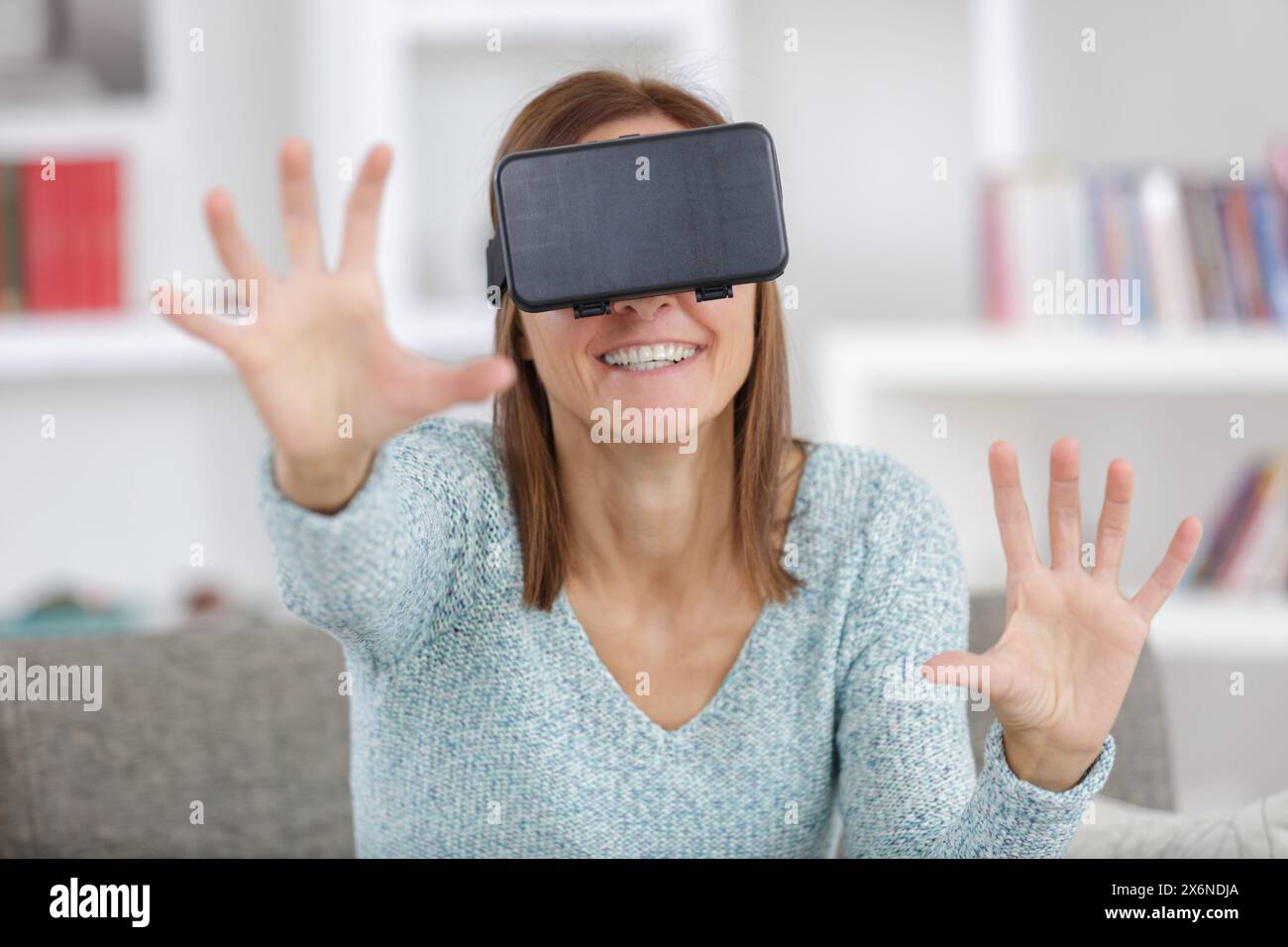 Die junge Frau benutzt eine Virtual-Reality-Brille Stockfoto