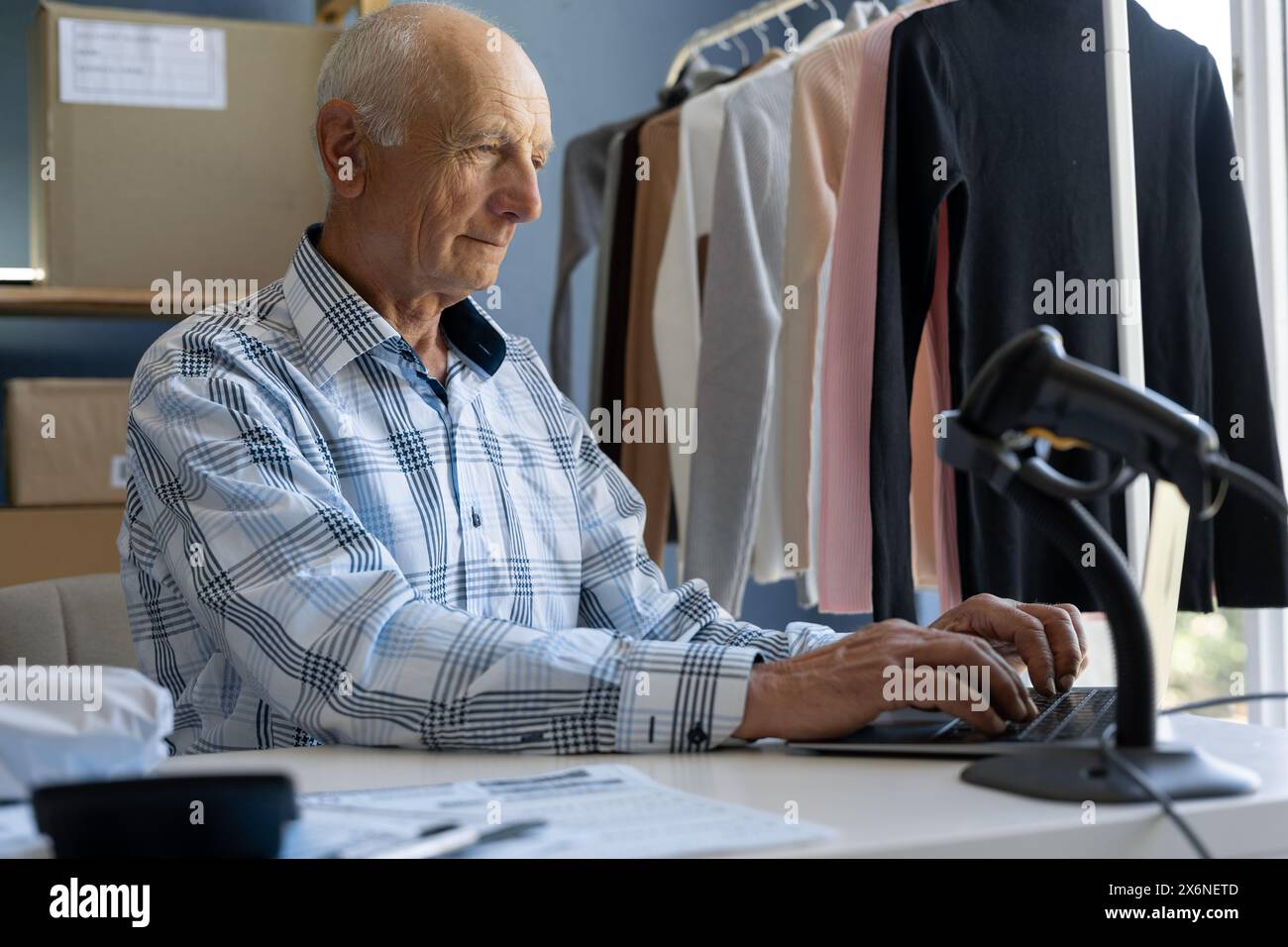 Der Eigentümer des Online-Shops druckt dem Käufer aus, dass die Bestellung fertig ist. Probleme kleiner Unternehmen Stockfoto