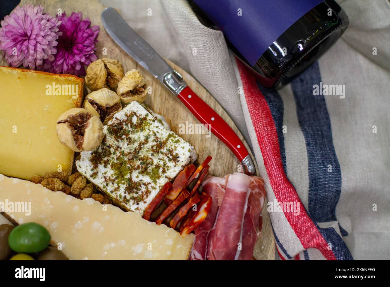 Antipasto-Platte mit einer Auswahl an Wurstwaren, handwerklichem Käse, marinierten Oliven, geröstetem Gemüse und frischem Brot. Perfekt zum Teilen. Stockfoto